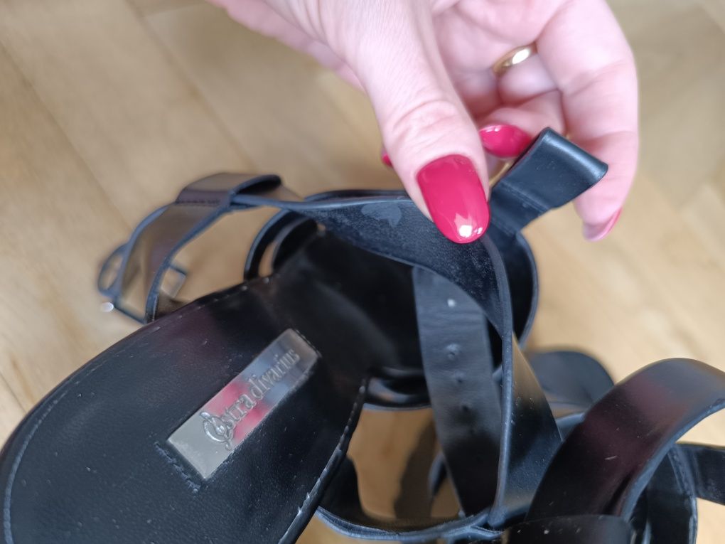 Sandały na obcasie Stradivarius