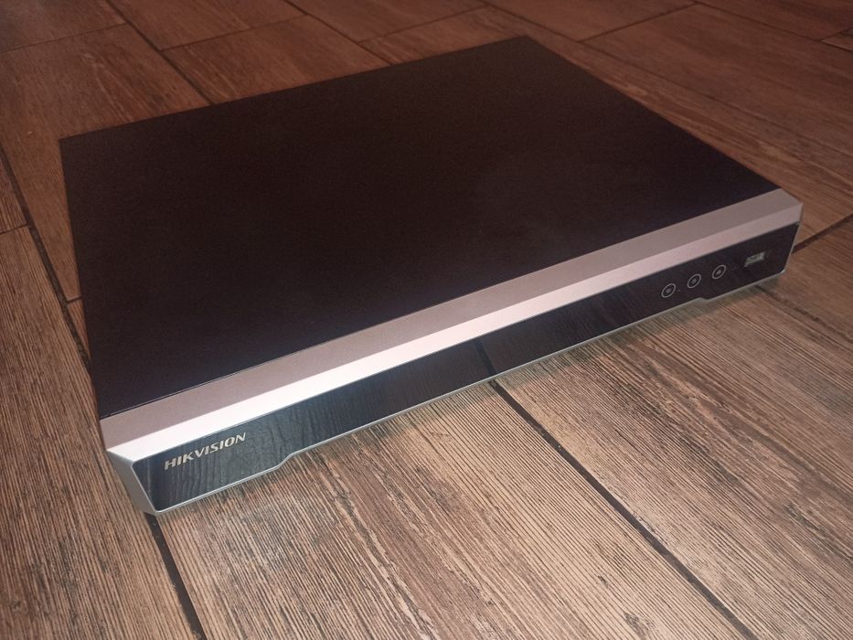 Відеореєстратор Hikvision DS-7608NI-K2/8P
8-канальний
NVR з PoE комута