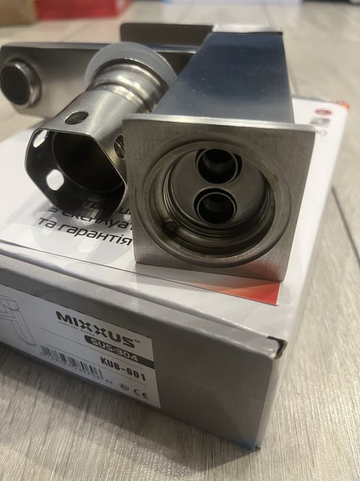 Змішувач для умивальника Mixxus KUB-001, нержавійка, квадратний дизайн