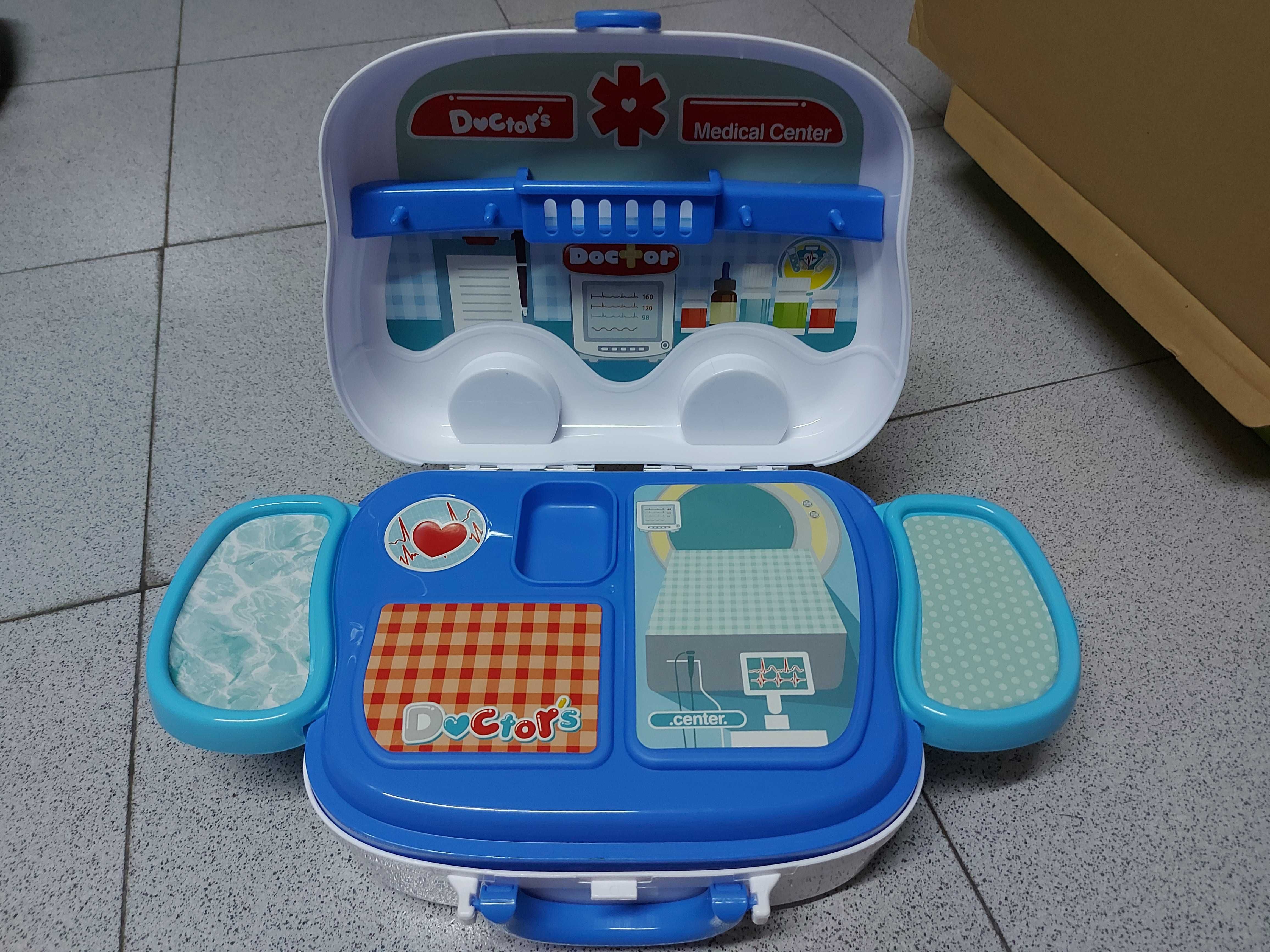 Mala e Bonecos Doutora Brinquedos + Mala de Médico