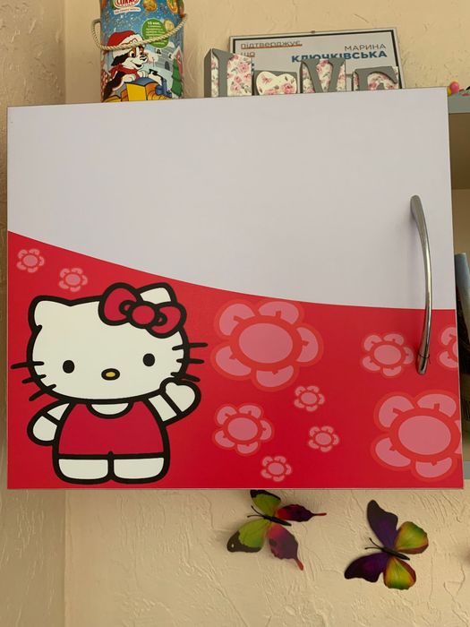 Крісло, стіл, шафа, поличка у кімнату дівчинки