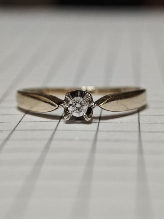 Золота каблучка, з діамантом, 585 проба.