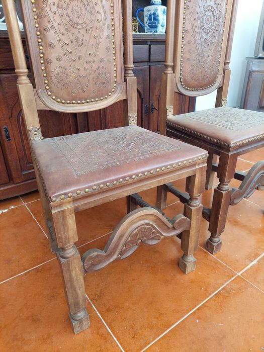 Armário em madeira maciça e cadeiras antigas