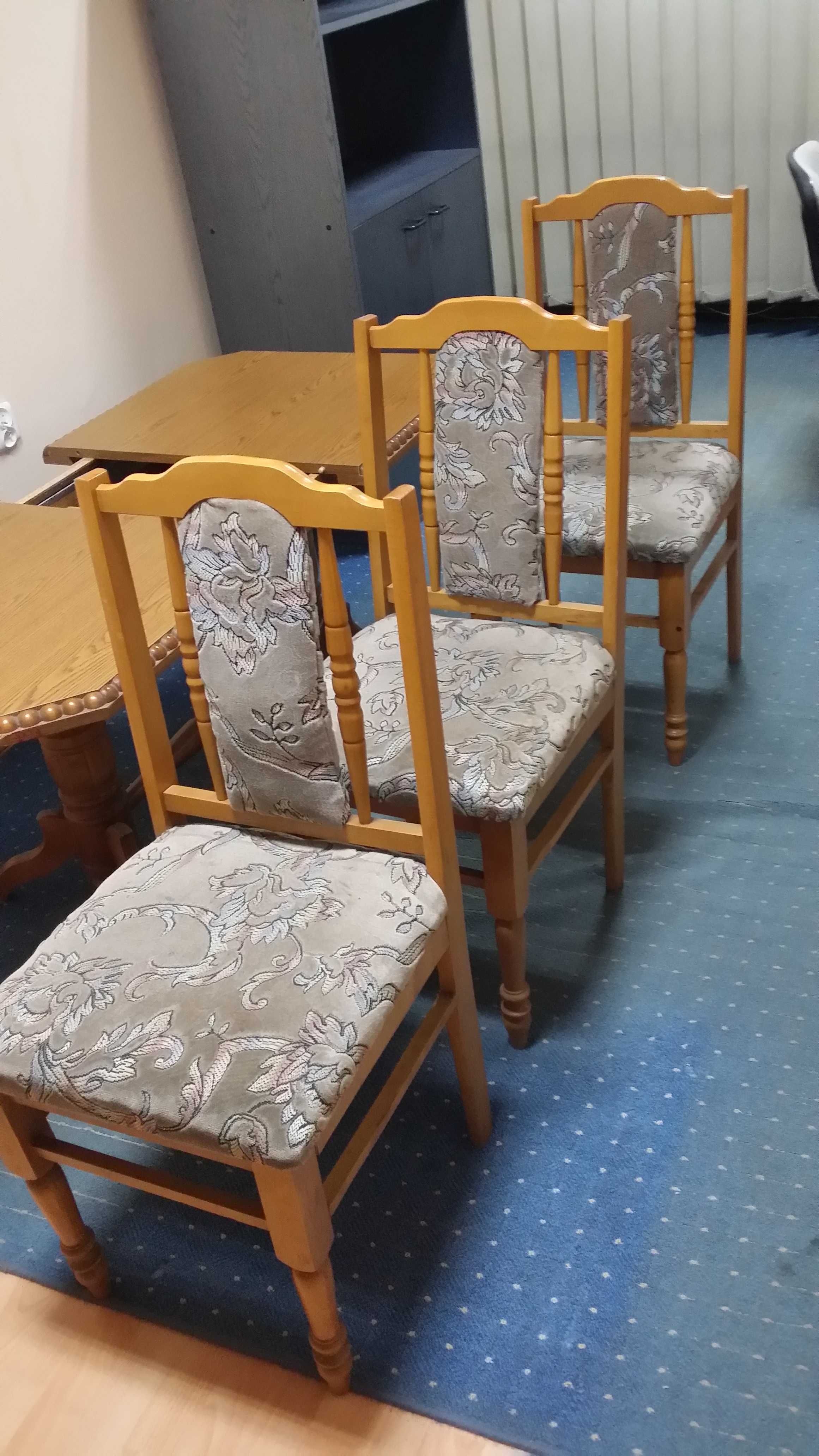 Stół rozkładany rzeźbiony podwyższany z PRL+ trzy krzesła