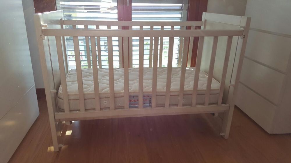 Berço bébé com colchão e com gaveta