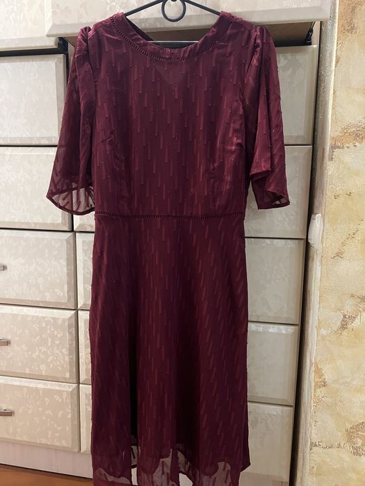 Плаття у вишневому кольорі)