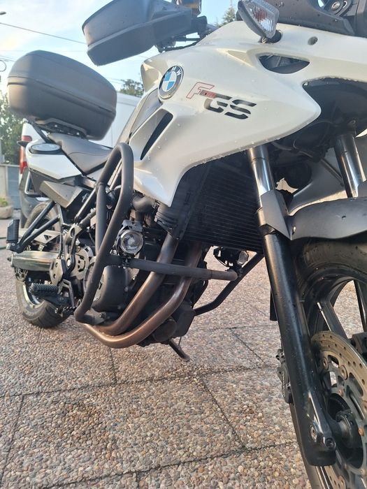 Moto BWM  branca GS 700