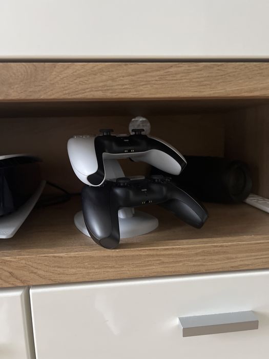 Konsola PS5 2 pady dodatkowa pamięć 1tb i stacja na pady