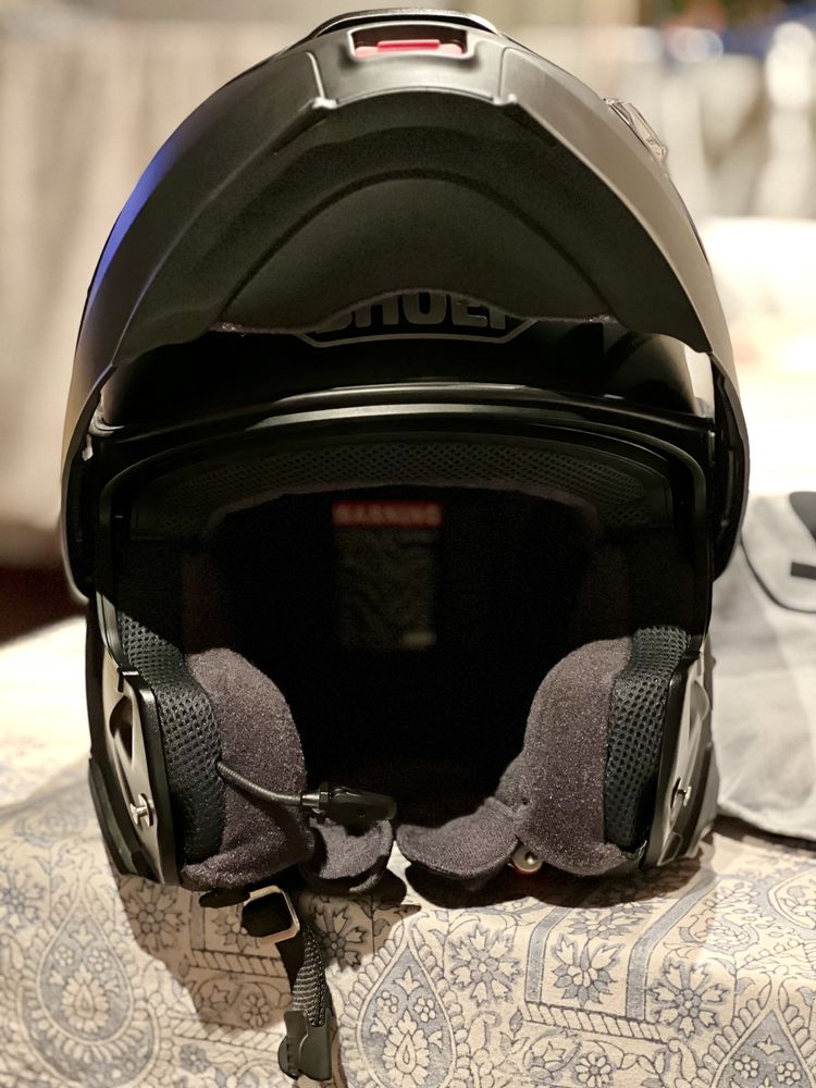 Capacete Shoei Neotec II com Sena integrado.