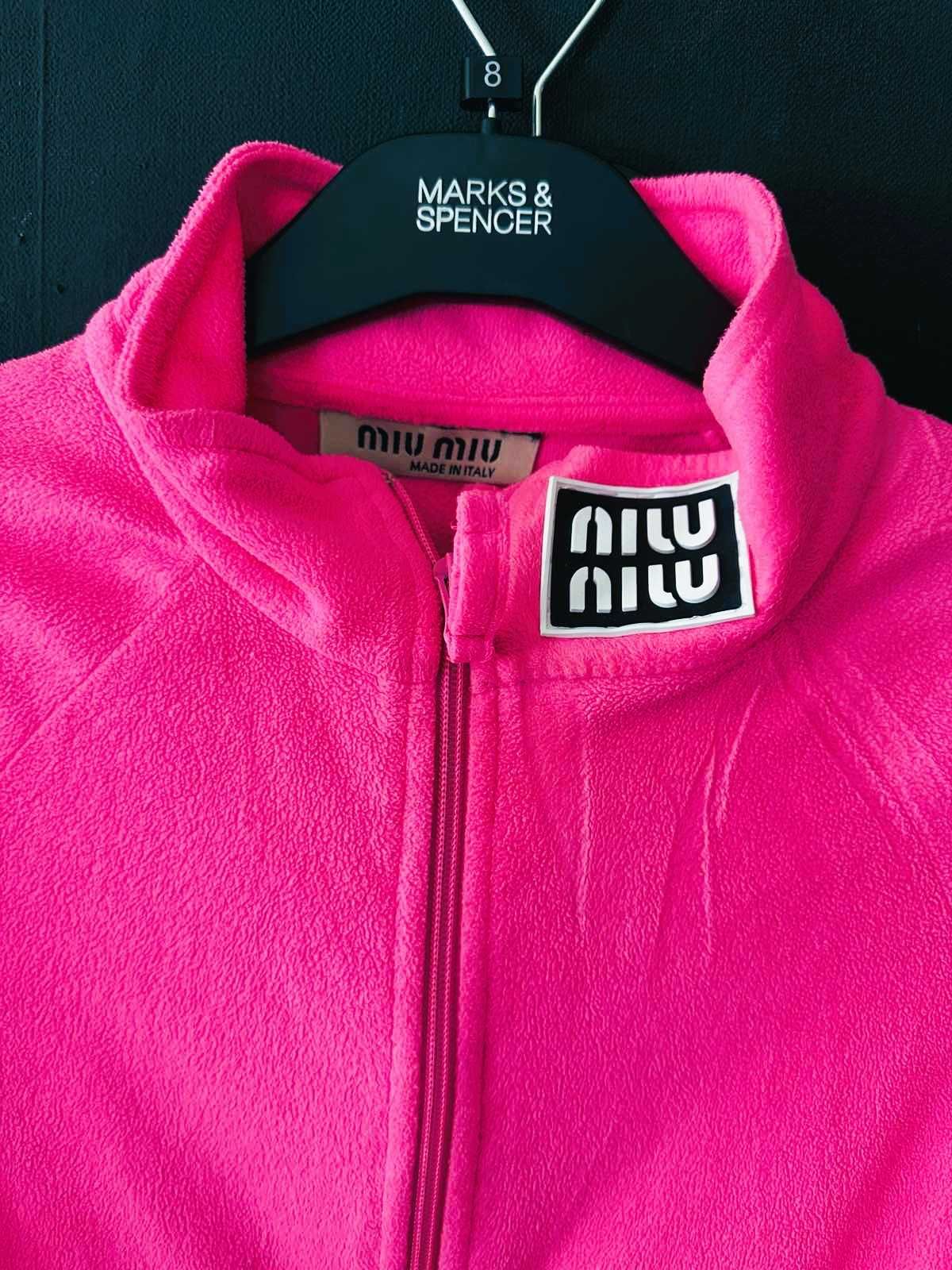 яркая кофта miu miu цвет звезды в шоке
