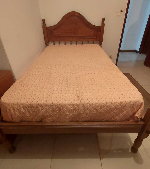 Cama com mesa de cabeceira