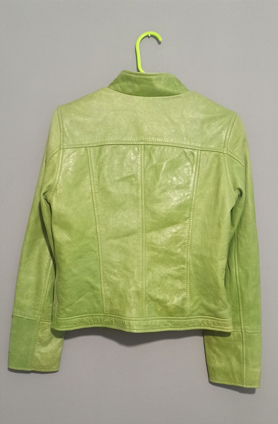 Яскрава шкіряна куртка

колір весняної соковитої зелені

вона неймовір