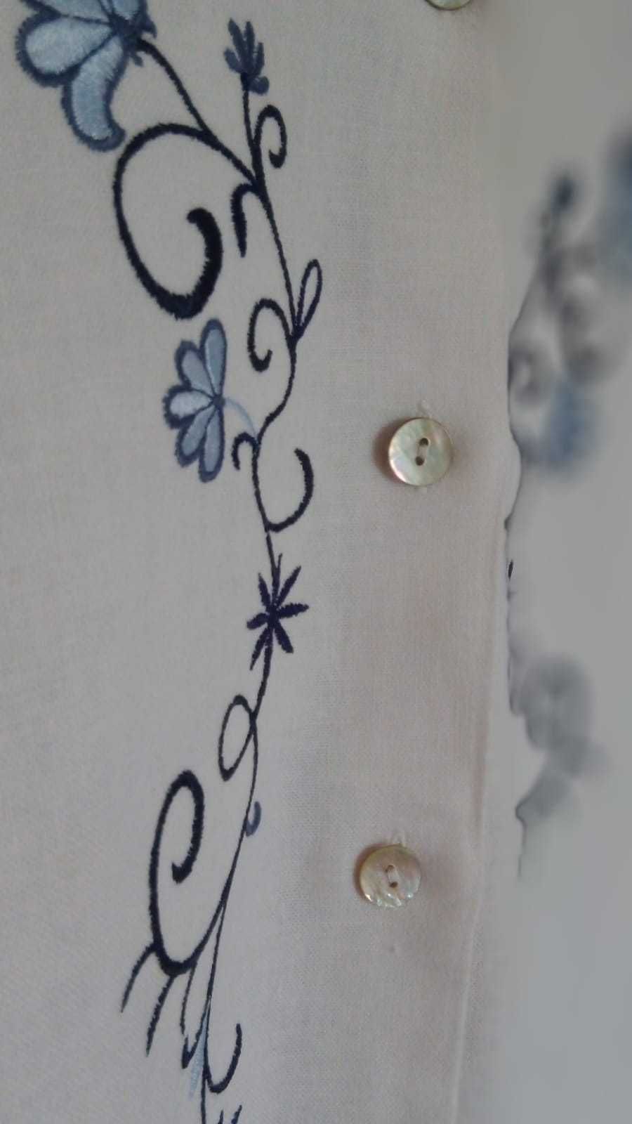 Camisa com linho e detalhe de bordado