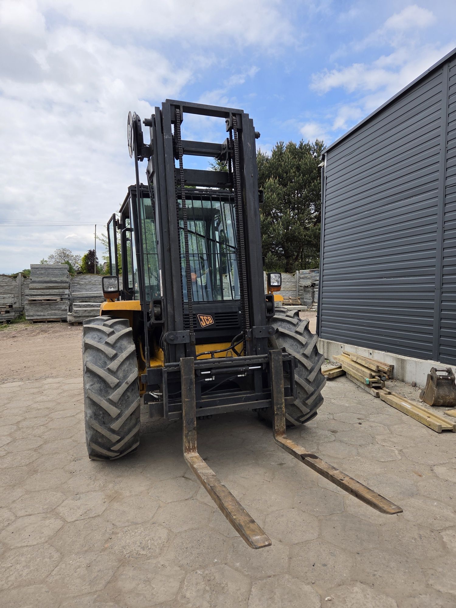 Wozek widłowy triplex 2.6t terenowy 4x4 blokada mostu JCB 926  ideał