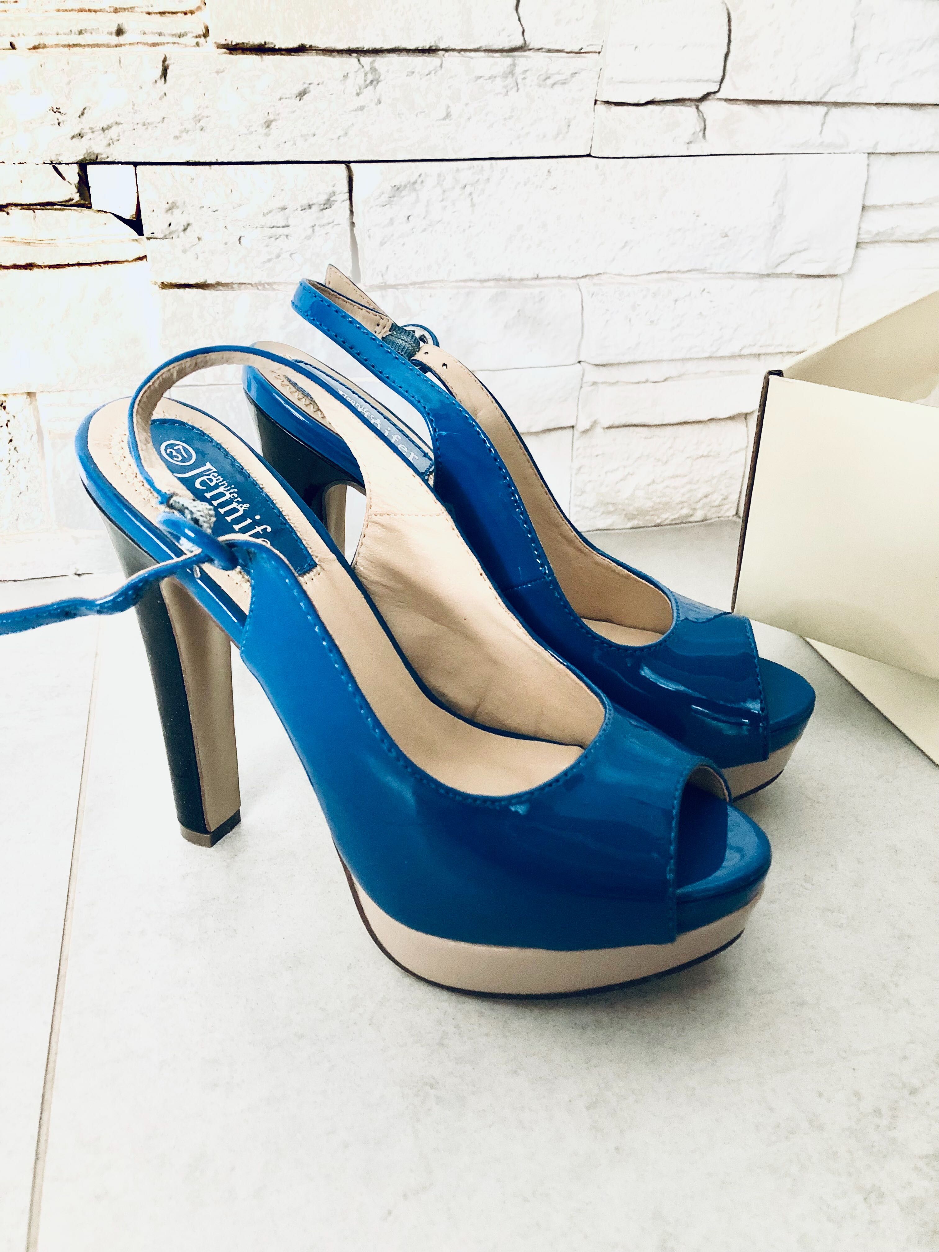 Kobaltowe buty z odkrytą piętą na obcasie