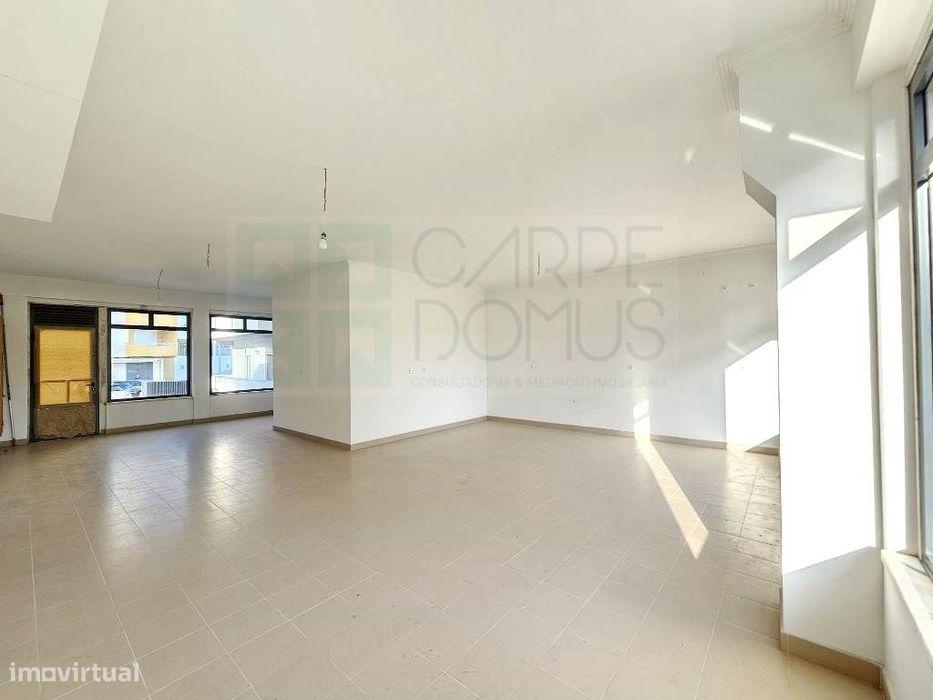 Loja para arrendamento na Urbanização Moinho do Guizo, Amadora