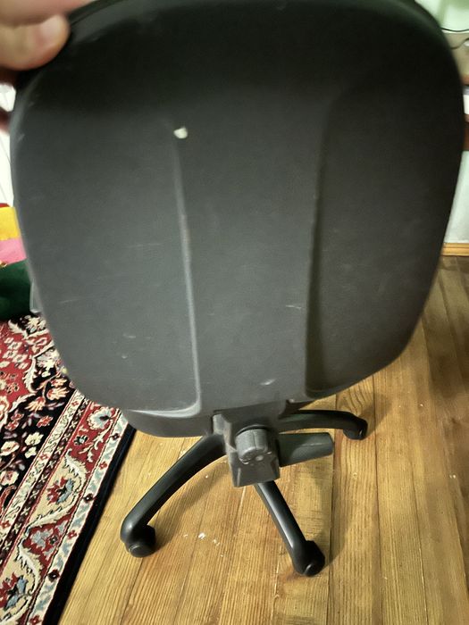 Офісний стілець,чорний на ножках