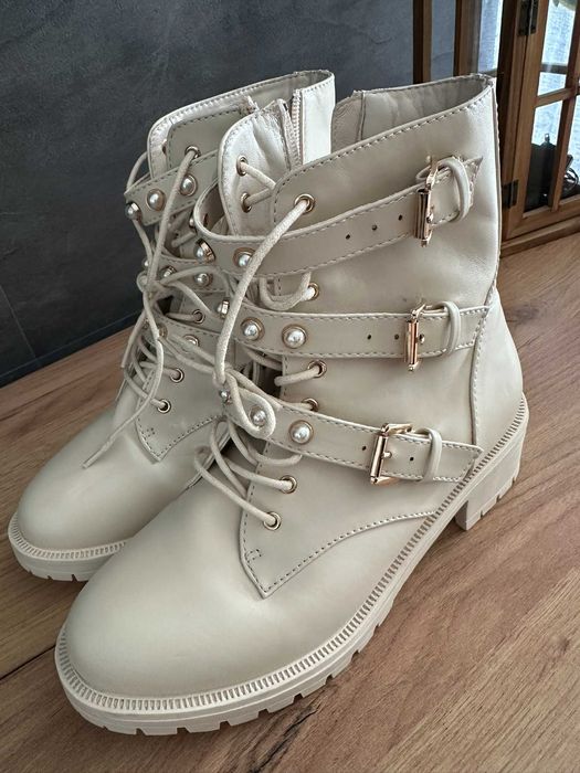 Kremowe buty bikery Bianco z perełkami i potrójną klamrą | r. 39