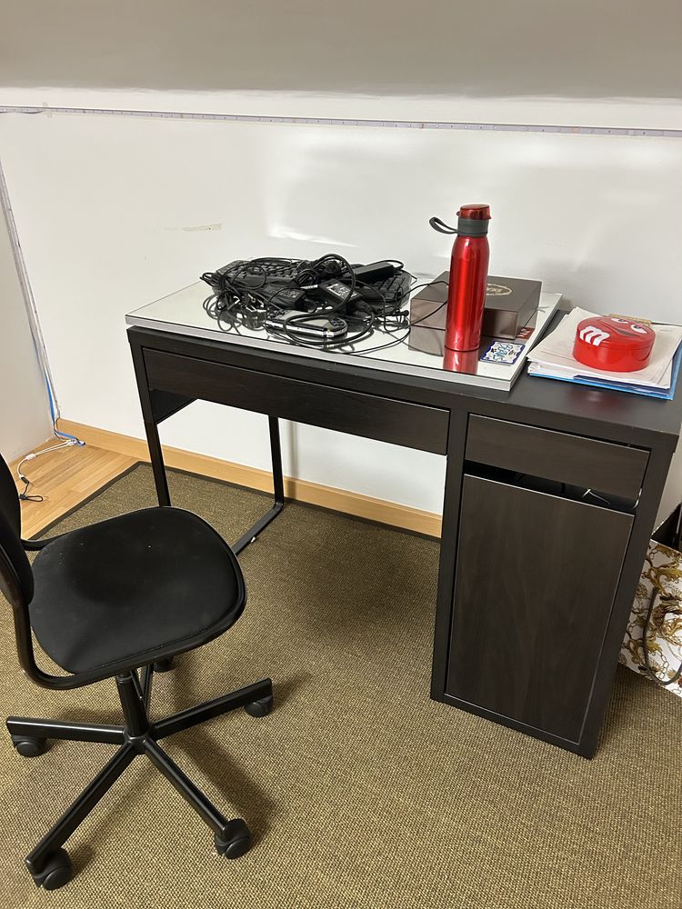 Secretaria com cadeira