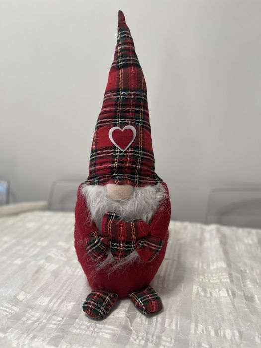 Świąteczny skrzat gnom krasnal trzymający serduszko 46 cm