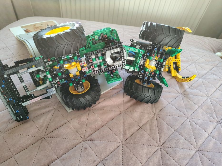 LEGO 42157 Technic - Ciągnik zrywkowy John Deere 948L-II
