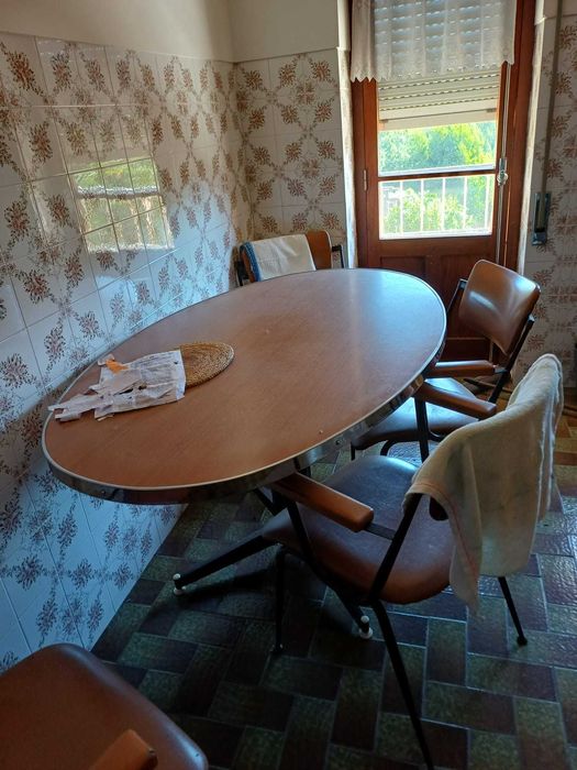 Mesa de cozinha e cadeiras