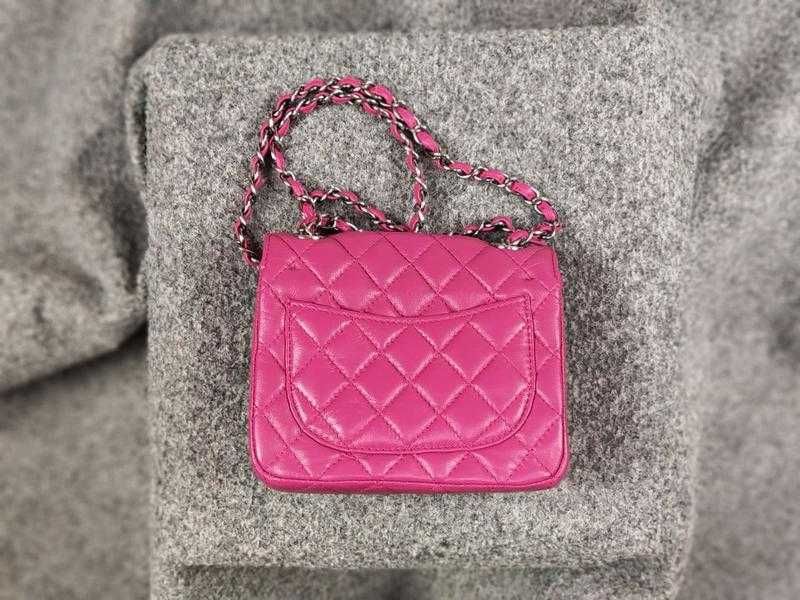 Бездоганна рожева сумка Chanel pink quilted на довгому ремінці