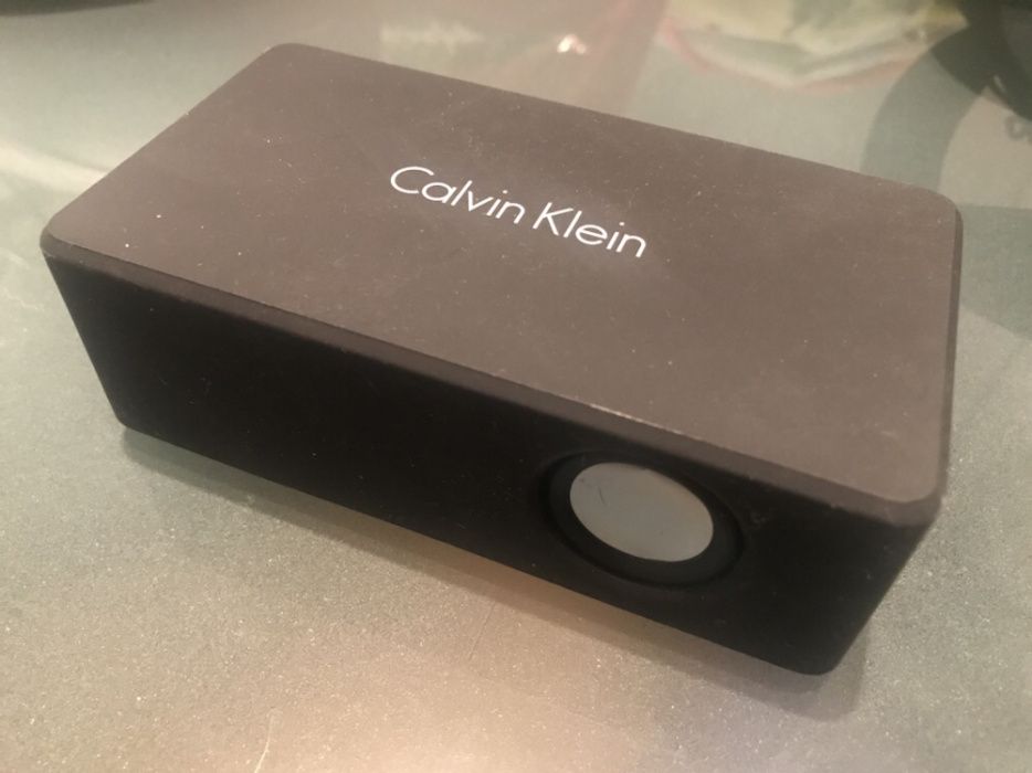 coluna wirelless marca Calvin Klein