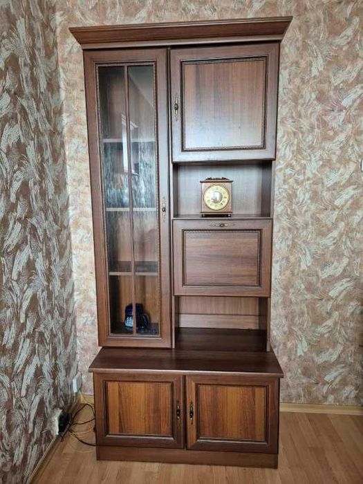 Kredens z witryną i barkiem