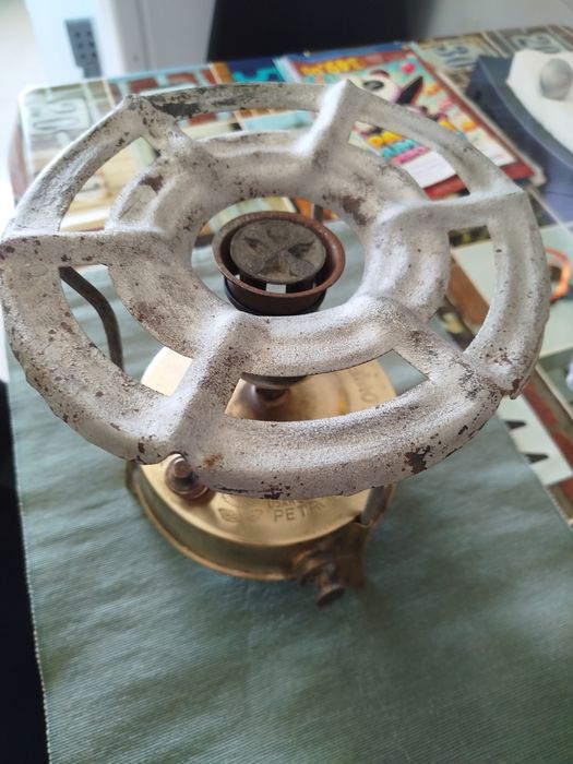 Fogão a petróleo antigo