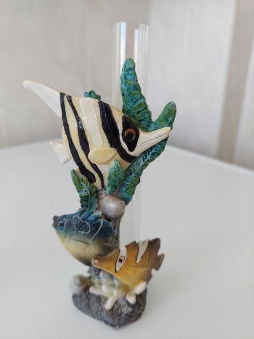 Dois solitários com figuras de peixes.