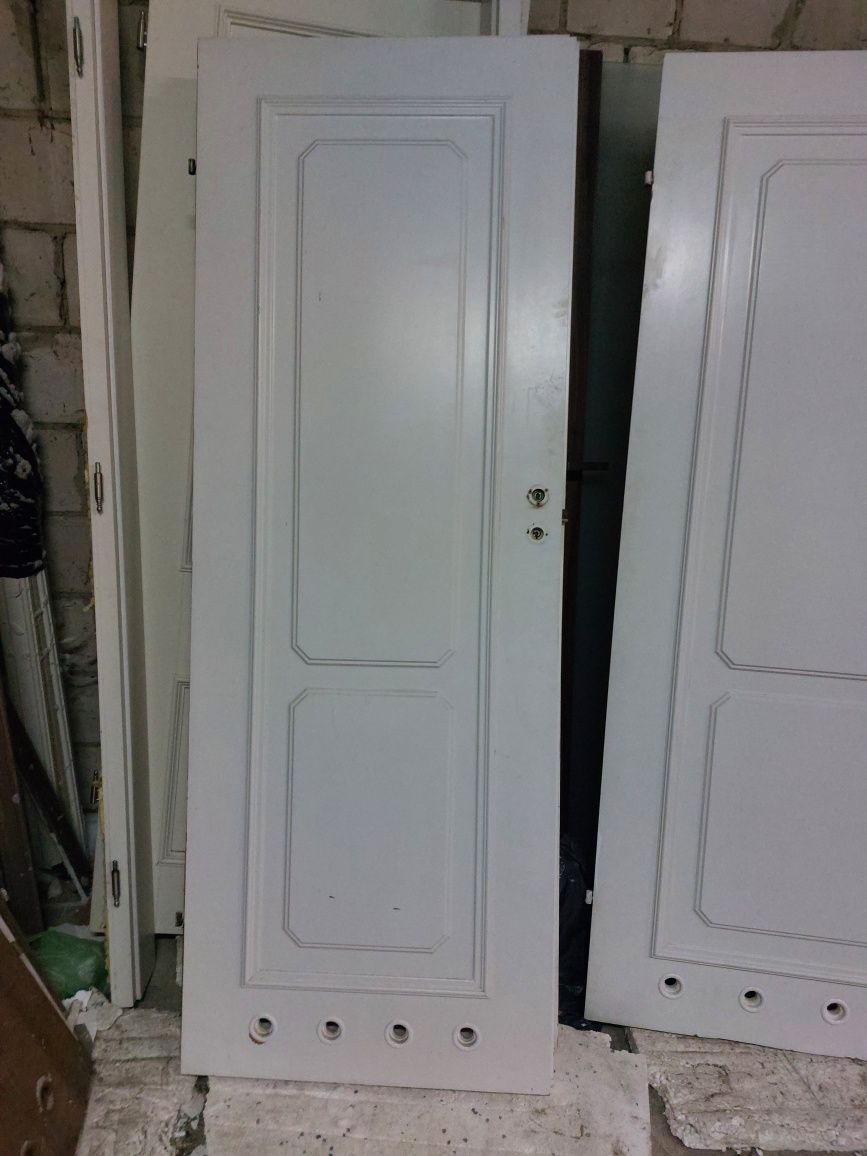 Drzwi białe stylowe 70 i 80