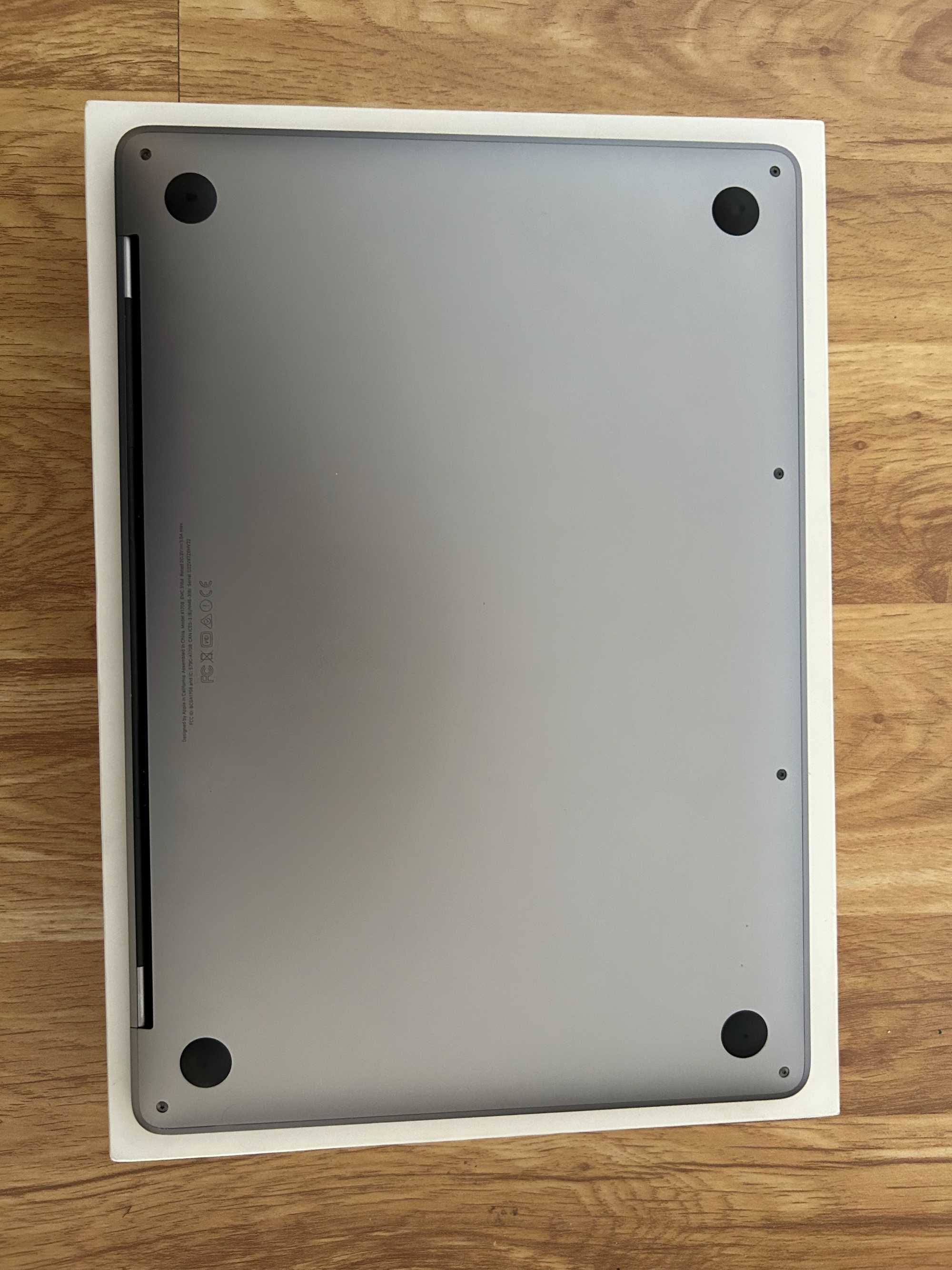 ІДЕАЛЬНИЙ Macbook PRO 13", 2017, 8/128/2 порти тандерболт, комплект