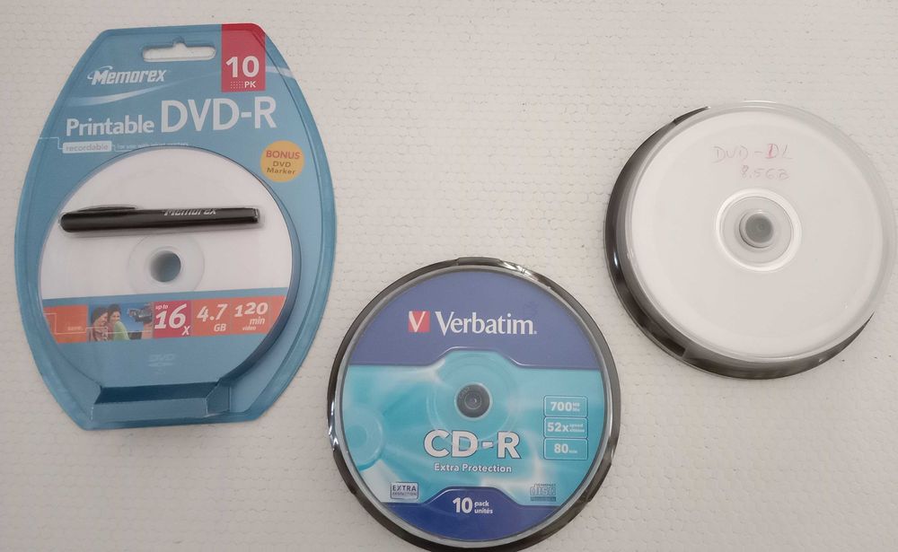 Dvds e CDs, packs novos, a 5€ cada