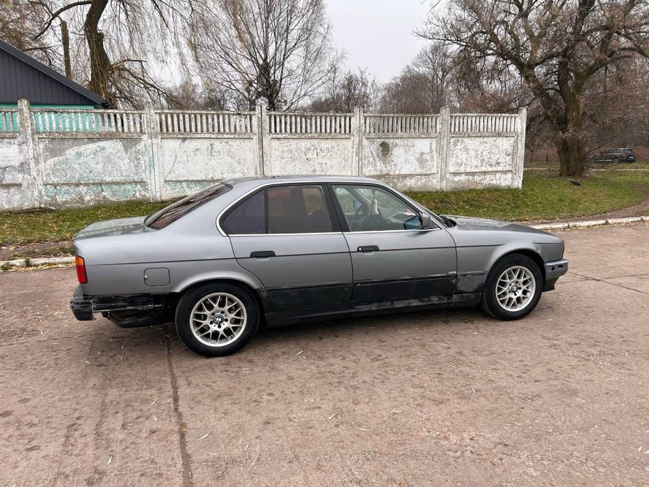 BMW е 34 на  повному бойовому ходу