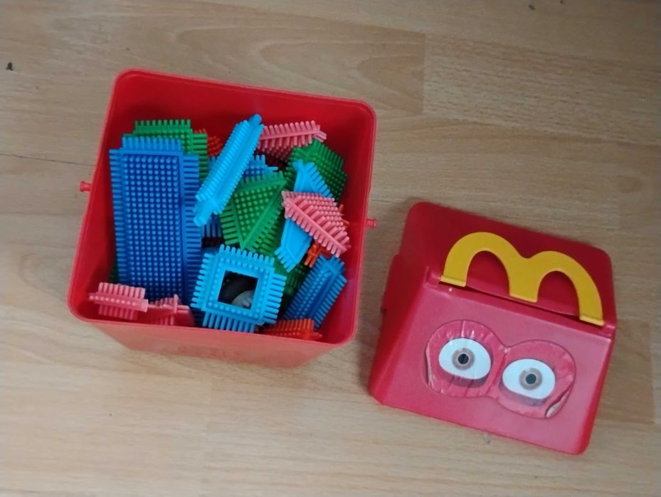 Klocki konstrukcyjne + pudełko z McDonald's