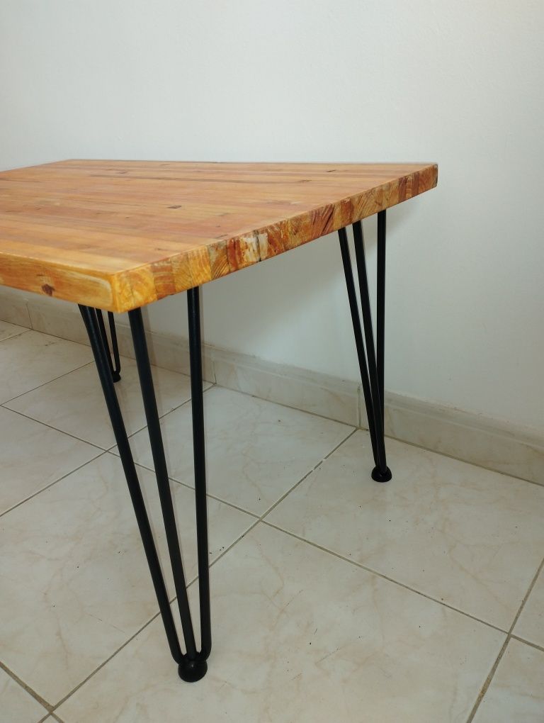 Mesa de centro em Madeira