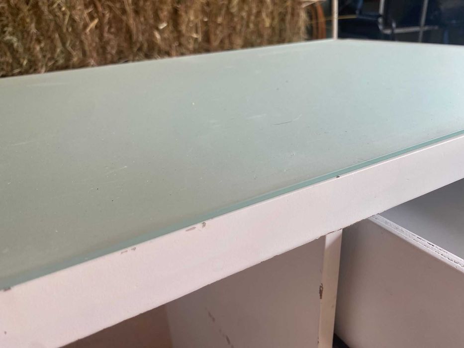 Secretária lacada em madeira, a precisar de restauro