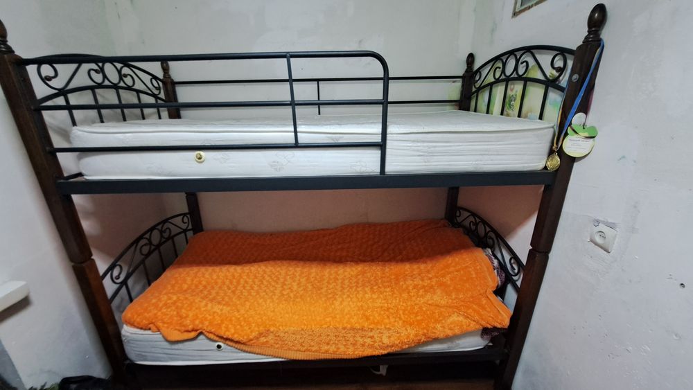 Продам двоповерхове ліжко з матрацом