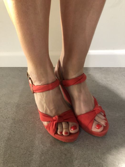 Sandały na koturnie 38