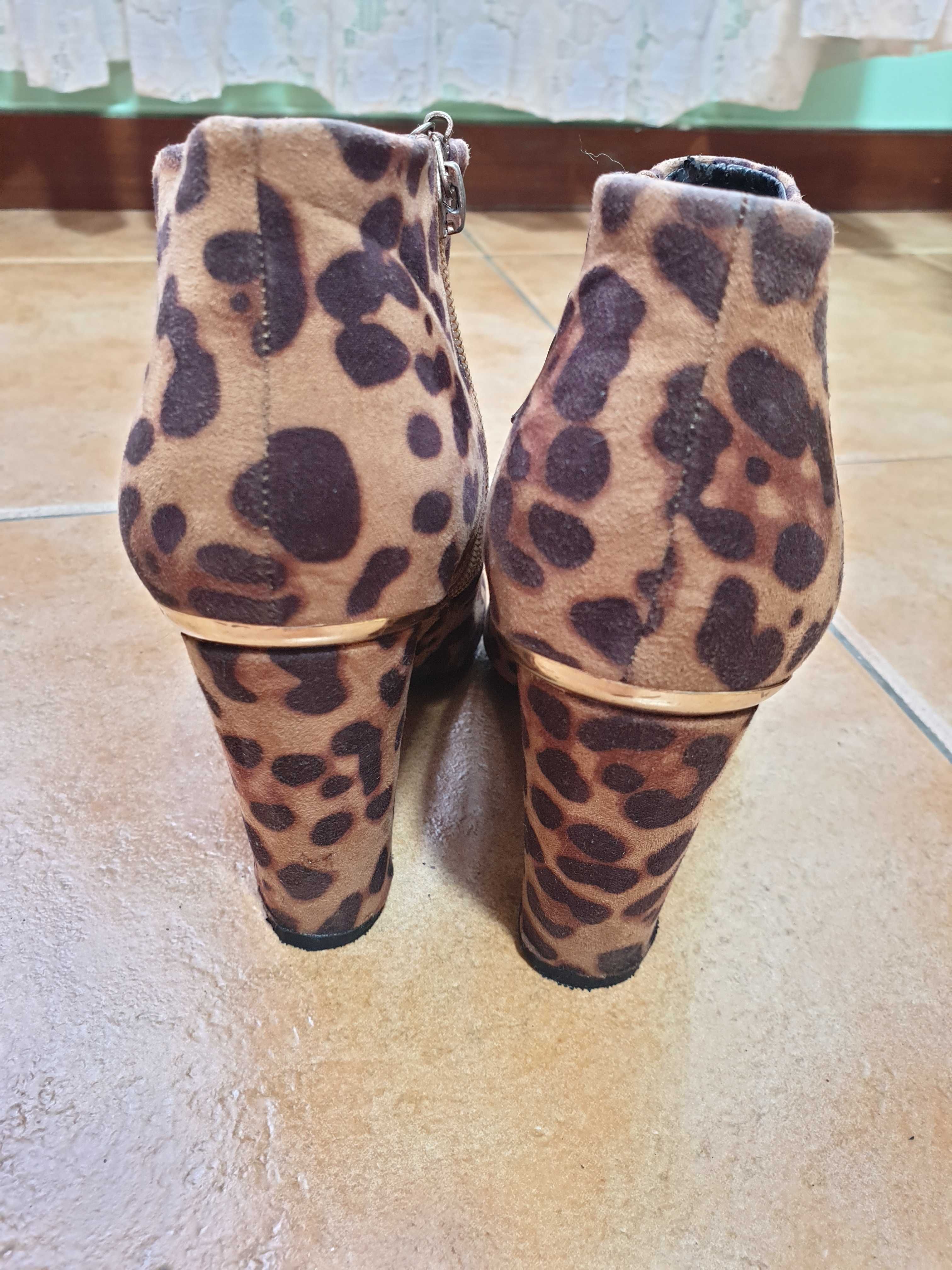 Botins Animal Print Salto Alto