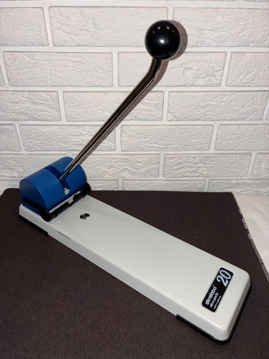 Duży dziurkacz biurowy