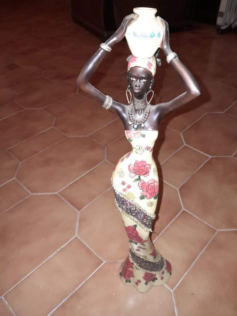 Estatueta antiga de mulher africana