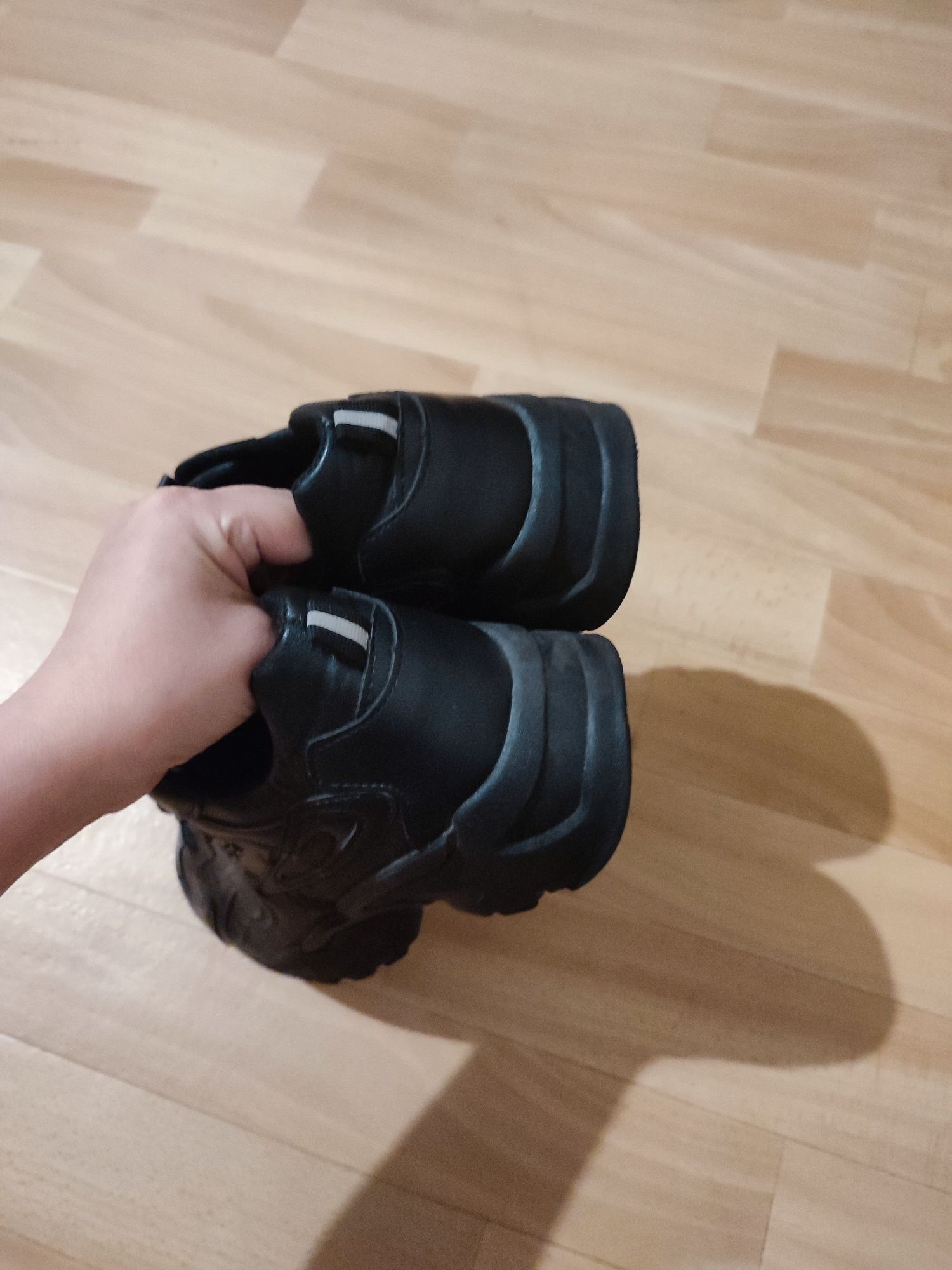 Продам кроссовки женские р 39