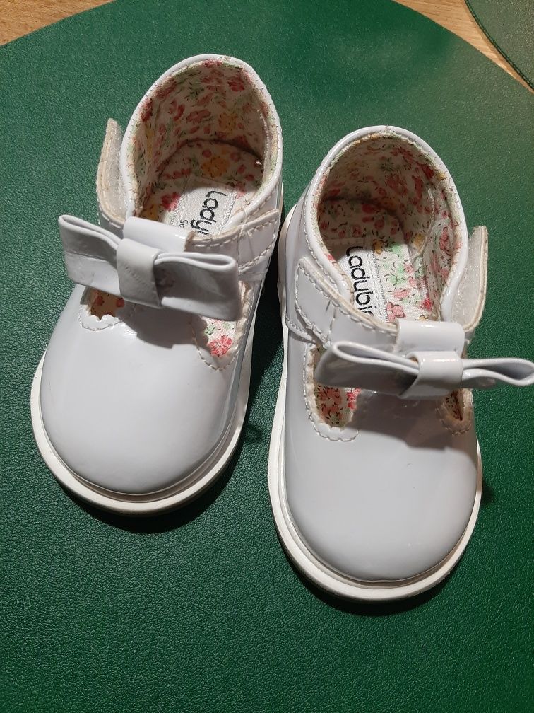 Buty białe na chrzest rozmiar 19