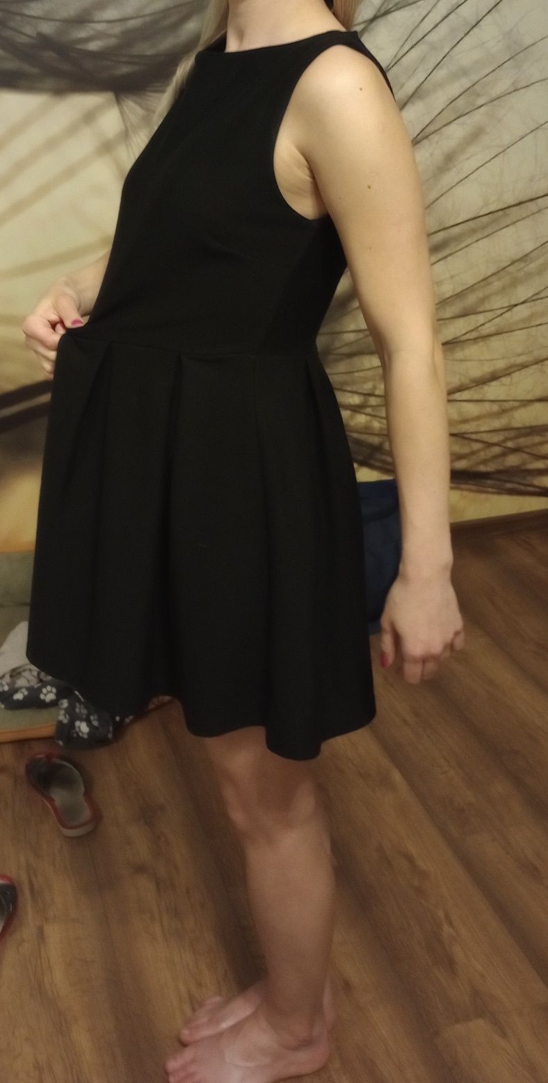 Sukienka mała czarna rozkloszowana