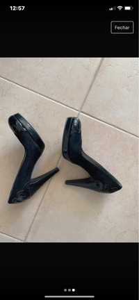 Sapatos pretos de cerimonia