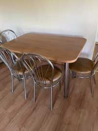 Stół do kuchni z czterema krzesłami