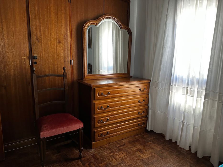 Mobília de quarto em madeira maciça