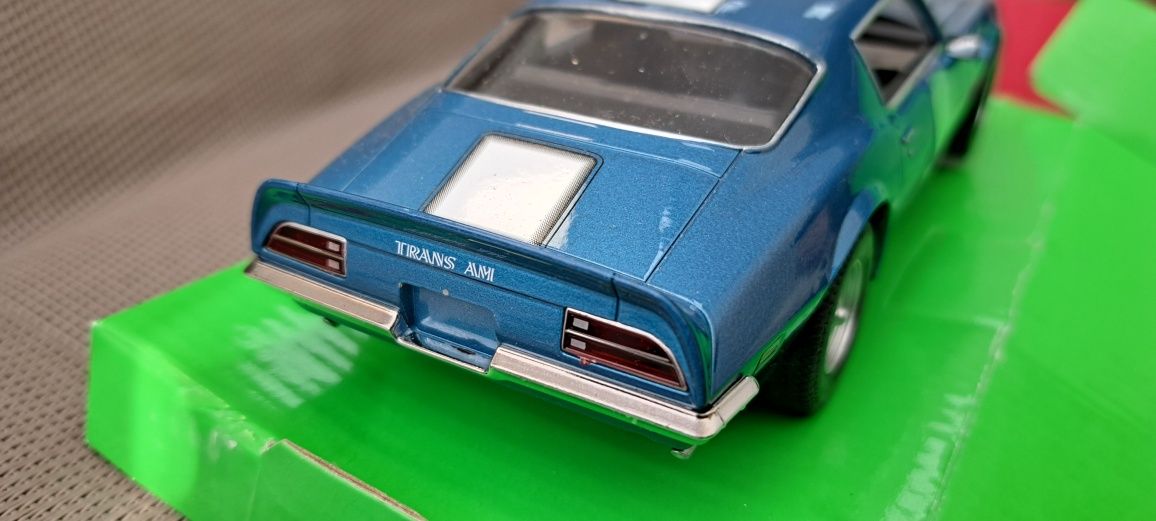 Машинка модель pontiac trans Am 1972 1/24 welly